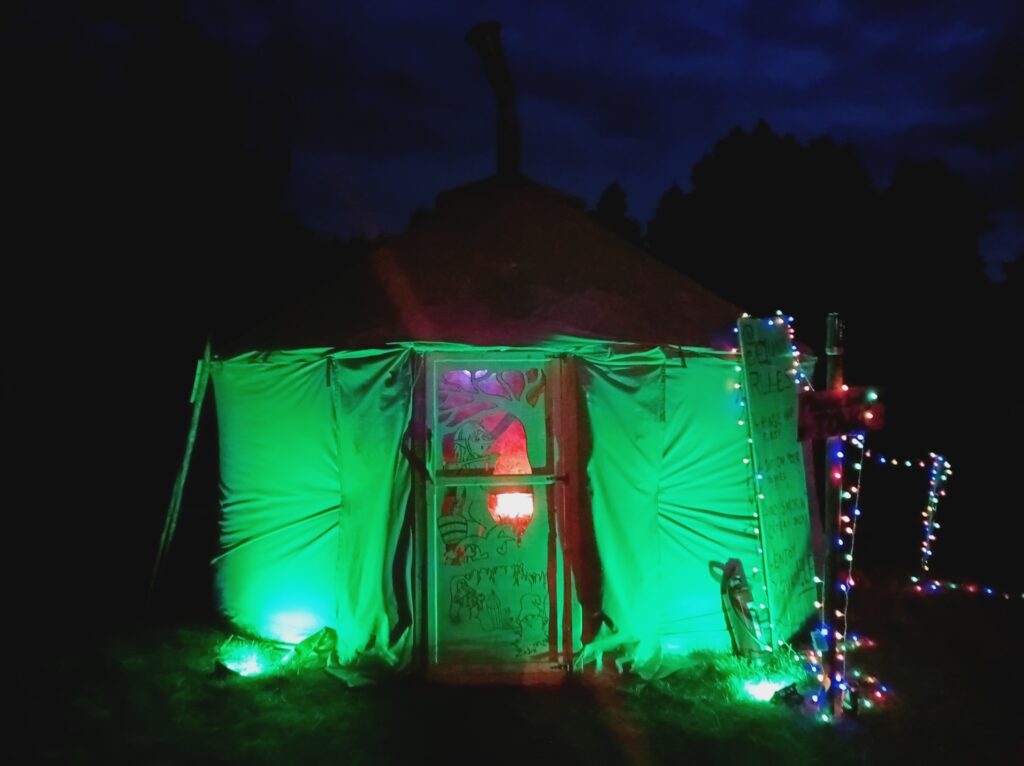 Saunajurte bunt beleuchtet