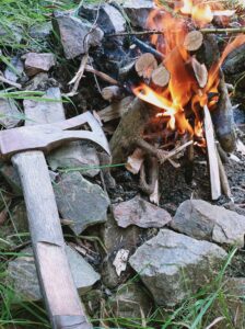 Axt am Lagerfeuer