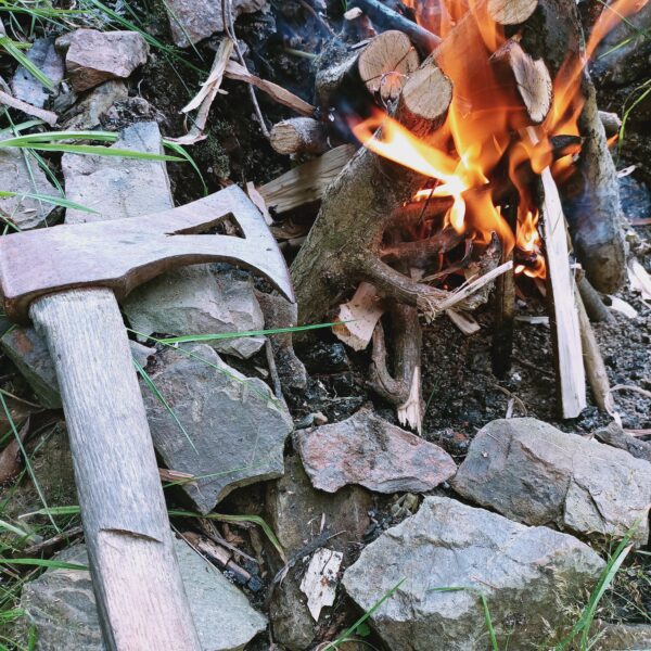 Axt am Lagerfeuer