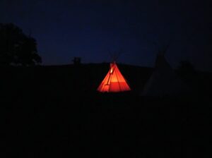 Tipi, im Dunkeln