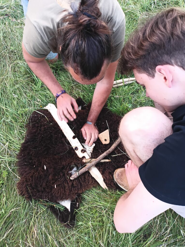 Feuerbohren mit Spindel ubd verschiedenen Hölzern