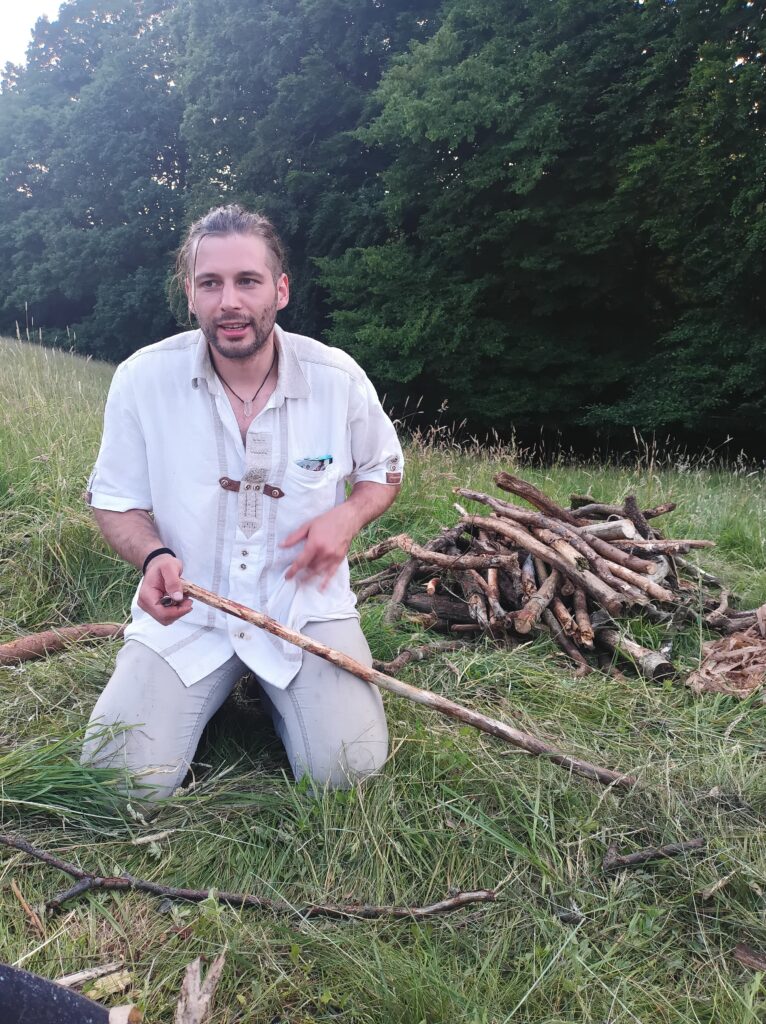 Flo erklärt etwas zum Holz & Feuerbohren