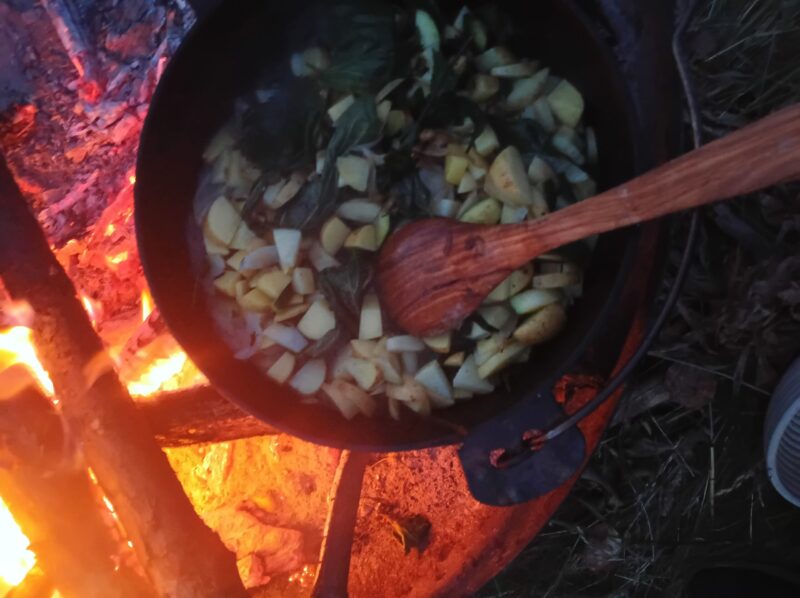 Auf dem Lagerfeuer wird gekocht