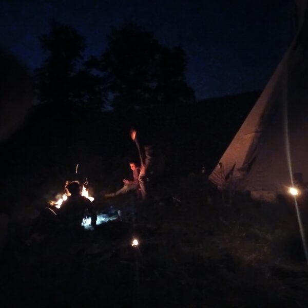 Abendstimmung am Lagerfeuer, vor dem Tipi