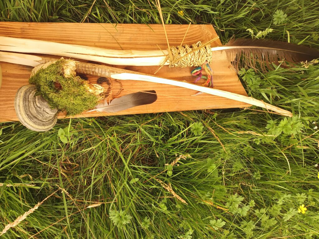 Schmuckstücke auf der Holzbank, Federn