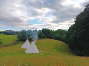 Tipis auf der Wiese