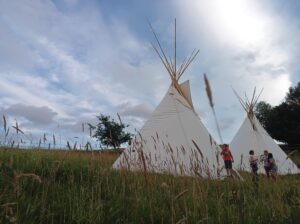 Zwei Tipis auf einer Wiese