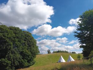 Zwei Tipis im Tal in der Ferne