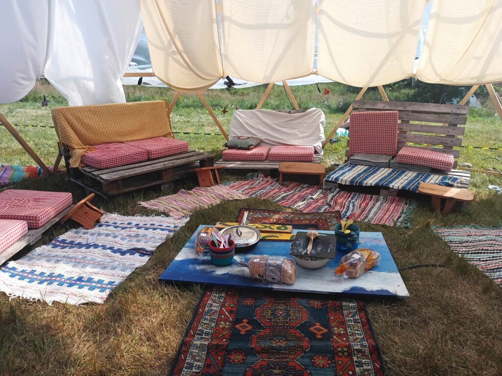 Chill Dome innen_ Mittagessen im Team