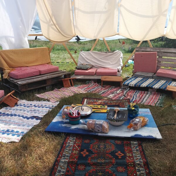 Chill Dome innen_ Mittagessen im Team