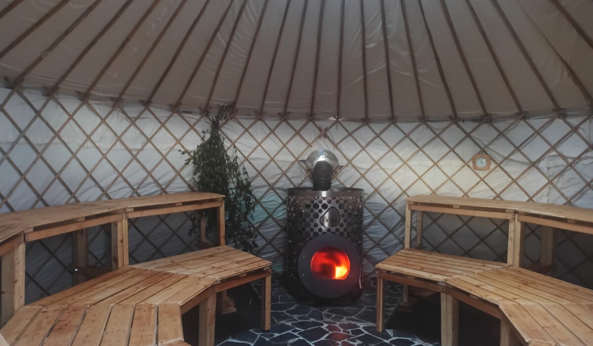 Die Saunajurte von Innen, Kamin brennt