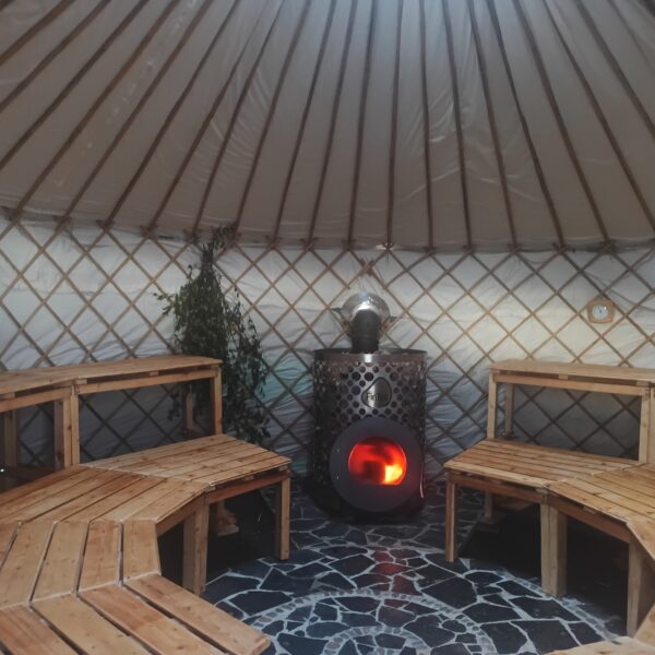 Die Saunajurte von Innen, Kamin brennt