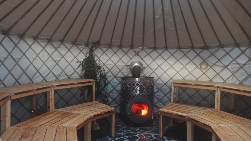 Die Saunajurte von Innen, Kamin brennt