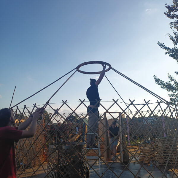 Aufbau der Jurte bei sonnenuntergang