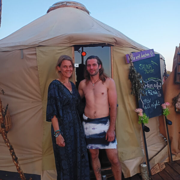 Flo und Nata vor der Jurte