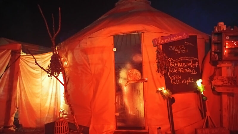 saunajurte abends beleuchtet