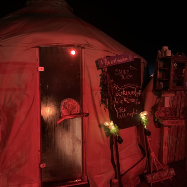 Saunajurte voll und beleuchtet